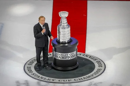 28 septembre 2020 ; Edmonton (Alberta, Canada) ; Gary Bettman, commissaire de la LNH, pose près de la Coupe Stanley après le sixième match de la finale de la Coupe Stanley 2020, opposant les Stars de Dallas au Lightning de Tampa Bay au Rogers Place.