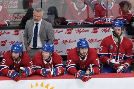 27 mai 2026; Montréal, Québec, Canada; Martin St. Louis, entraîneur-chef des Canadiens de Montréal, durant la troisième période du quatrième match de la finale de lAssociation de lEst des séries éliminatoires de la Coupe Stanley 2026 au Centre Bell.
