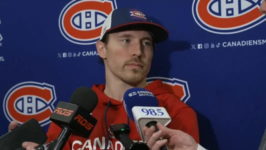 Lattaquant du Canadien de Montréal, Brendan Gallagher, en point de presse devant les médias.