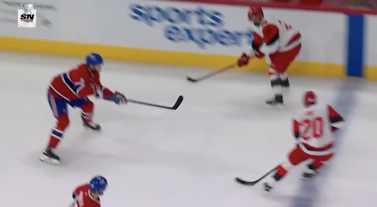 Séquence du match entre le Canadien de Montréal et les Hurricanes de la Caroline, en direct du Centre Bell (hors-jeu pour Sebastian Aho).
