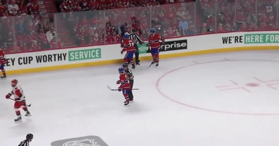 Séquence du match entre le Canadien de Montréal et les Hurricanes de la Caroline, au Centre Bell, impliquant notamment Cole Caufield et larbitre.
