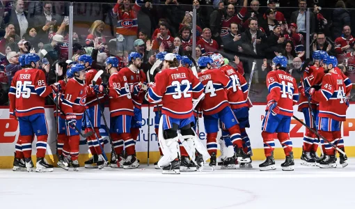 17 mars 2026 ; Montréal, Québec, Canada ; Les joueurs des Canadiens de Montréal se rassemblent pour célébrer leur victoire contre les Bruins de Boston à la fin du match au Centre Bell.