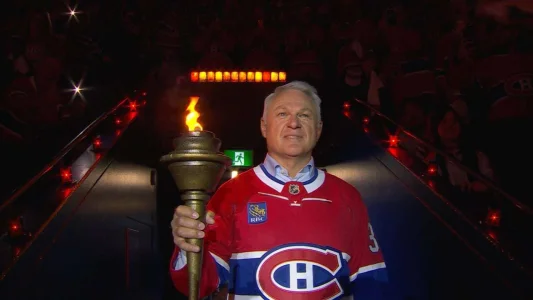 Claude Lemieux, qui porte le flambeau avant le match du Canadien de Montréal contre les Hurricanes de la Caroline au Centre Bell, en séries éliminatoires de la LNH.