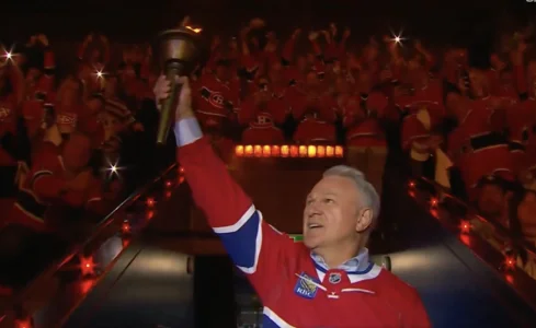Claude Lemieux, qui porte le flambeau avant le match des séries éliminatoires de la LNH du Canadien de Montréal face aux Hurricanes de la Caroline, en direct du Centre Bell.
