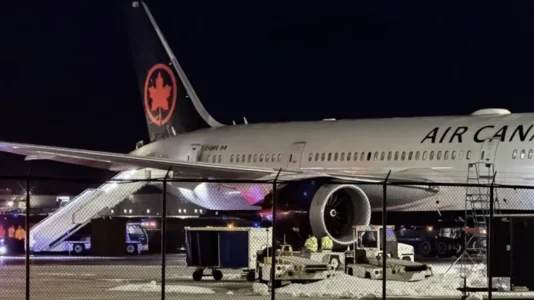 Avion Air Canada, sur le tarmac de laéroport.