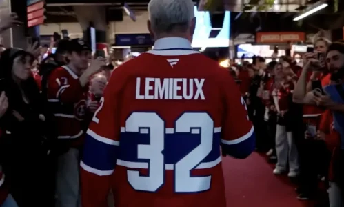 Claude Lemieux, qui porte le flambeau avant le match du Canadien de Montréal au Centre Bell avant daffronter les Hurricanes de la Caroline.
