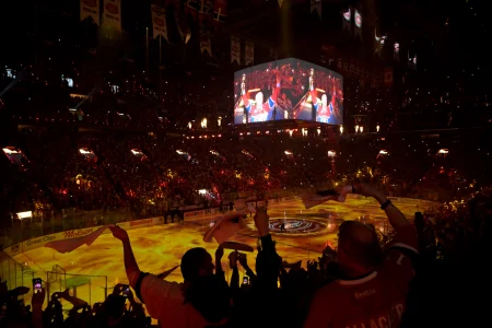 25 mai 2026; Montréal, Québec, Canada; Lancien joueur Claude Lemieux porte la flamme avant le troisième match de la finale de lAssociation de lEst des séries éliminatoires de la Coupe Stanley 2026, opposant les Hurricanes de la Caroline aux Canadiens de Montréal au Centre Bell.