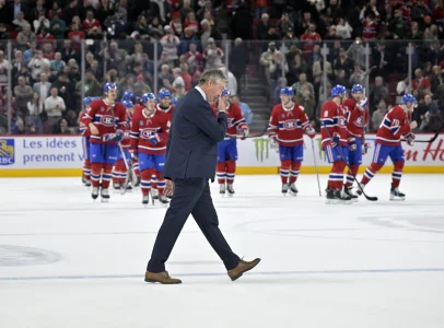 25 janvier 2024; Montréal, Québec, Canada; Patrick Roy, entraîneur-chef des Islanders de New York, quitte la glace après la défaite contre les Canadiens de Montréal au Centre Bell.
