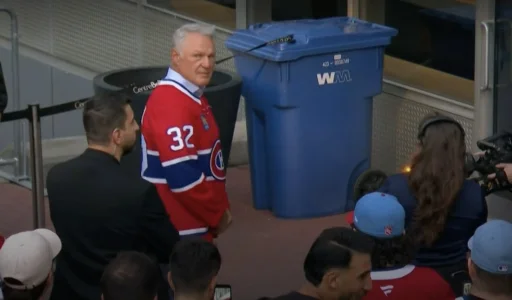Claude Lemieux, avant de porter le flambeau au Centre Bell pour le duel entre le Canadien de Montréal et les Hurricanes de la Caroline.