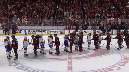 Poignée de main entre le Canadien de Montréal et les Hurricanes de la Caroline.