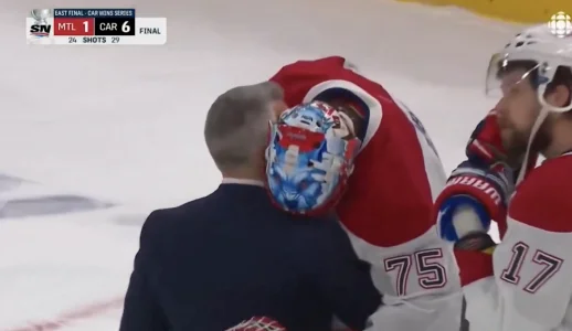 Martin St-Louis et Jakub Dobes, du Canadien de Montréal, après lélimination face aux Hurricanes de la Caroline.
