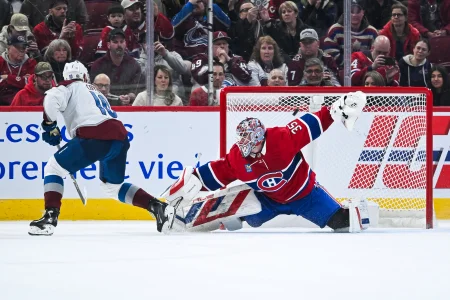 22 mars 2025; Montréal, Québec, Canada; Charlie Coyle (10), centre de lAvalanche du Colorado, marque un but contre Sam Montembeault (35), gardien des Canadiens de Montréal, lors de la séance de tirs de barrage au Centre Bell.