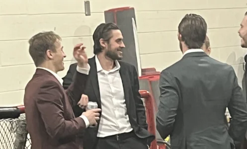 Ivan Demidov, du Canadien de Montréal, et des joueurs des Hurricanes de la Caroline après le match des séries éliminatoires.