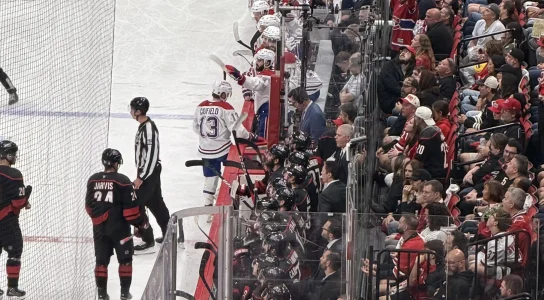 Séquence impliquant lattaquant du Canadien de Montréal, Cole Caufield, au banc des siens après avoir compté contre les Hurricanes de la Caroline.