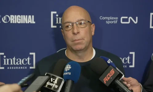 Le directeur général du Canadien de Montréal, Kent Hughes, en conférence de presse devant les médias.