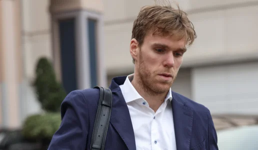 Connor McDavid, des Oilers dEdmonton, qui se promène dans les rues de Washington.