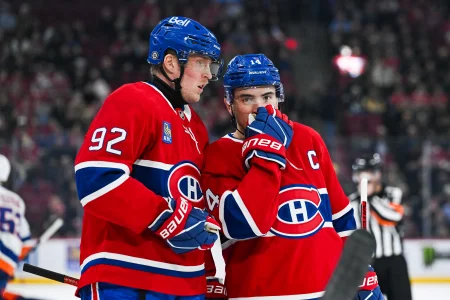 3 décembre 2024; Montréal, Québec, Canada; Lailier droit des Canadiens de Montréal, Patrik Laine (92), discute avec le centre Nick Suzuki (14) contre les Islanders de New York durant la première période au Centre Bell.