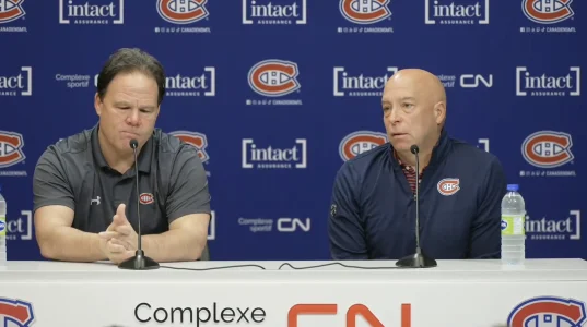 Kent Hughes et Jeff Gorton, en conférence de presse pour le Canadien de Montréal en direct de Brossard.