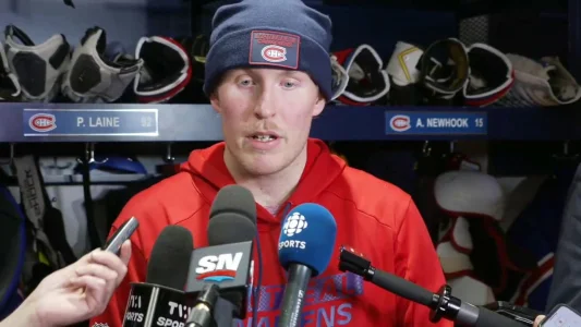 Lattaquant du Canadien de Montréal, Patrik Laine, en point de presse devant les médias.
