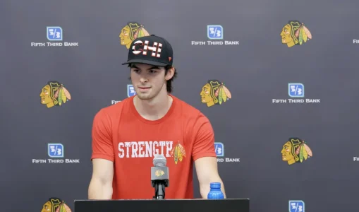 Jack Pridham, en point de presse avec les Blackhawks de Chicago.