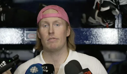 Lattaquant du Canadien de Montréal, Patrik Laine, en point de presse devant les médias.