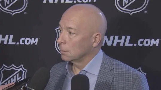 Le directeur général du Canadien de Montréal, Kent Hughes, en point de presse devant les médias.