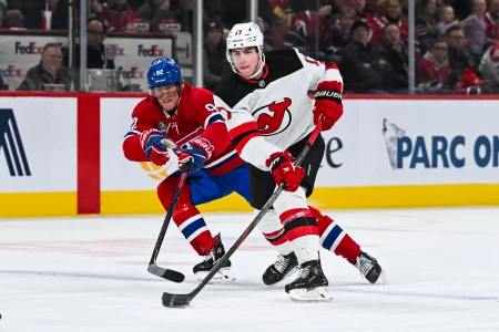 8 février 2025; Montréal, Québec, Canada; le défenseur des Devils du New Jersey, Simon Nemec (17), joue la rondelle contre lailier droit des Canadiens de Montréal, Patrik Laine (92), durant la première période au Centre Bell.