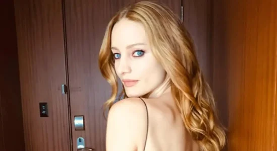 Laurence Leboeuf fait tourner les t&ecirc;tes avec son look &agrave; Toronto