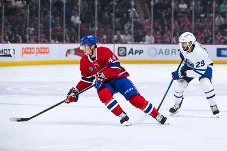 25 septembre 2025; Montréal, Québec, Canada; Le défenseur des Canadiens de Montréal, Nathan Clurman (44), joue la rondelle contre lattaquant des Maple Leafs de Toronto, Bo Groulx (29), durant la première période au Centre Bell.