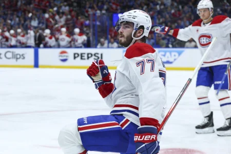 29 avril 2026 ; Tampa, Floride, États-Unis ; Kirby Dach (77), centre des Canadiens de Montréal, après avoir marqué un but contre le Lightning de Tampa Bay en deuxième période lors du cinquième match de la première ronde des séries éliminatoires de la Coupe Stanley 2026 à la Benchmark International Arena.