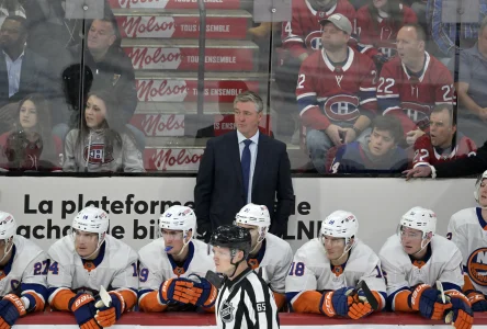 25 janvier 2024; Montréal (Québec), Canada; Patrick Roy, entraîneur-chef des Islanders de New York, derrière le banc durant la première période du match contre les Canadiens de Montréal au Centre Bell.