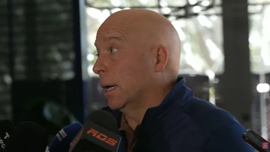 Le directeur général du Canadien de Montréal, Kent Hughes, en conférence de presse devant les médias.