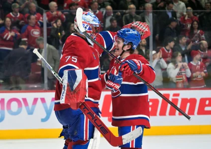 9 avril 2026; Montréal, Québec, Canada; Le gardien des Canadiens de Montréal, Jakub Dobes (75), et son coéquipier, lattaquant Cole Caufield (13), célèbrent la victoire contre le Lightning de Tampa Bay au Centre Bell.