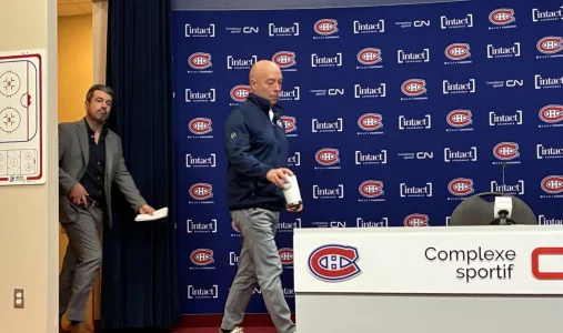Le directeur général du Canadien de Montréal, Kent Hughes, arrive devant les médias pour sa conférence de presse.