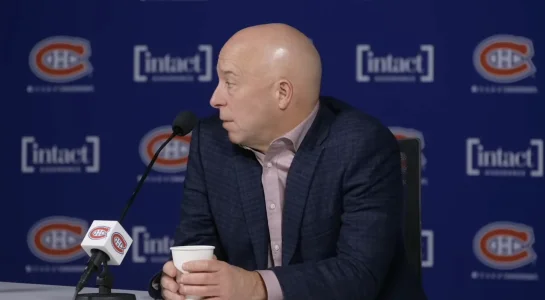 Le directeur général du Canadien de Montréal, Kent Hughes, en point de presse devant les médias.