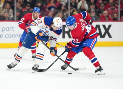 14 décembre 2025; Montréal, Québec, Canada; Lattaquant des Oilers dEdmonton, Mattias Janmark (13), et le défenseur des Canadiens de Montréal, Adam Engstrom (42), se disputent la rondelle durant la première période au Centre Bell.