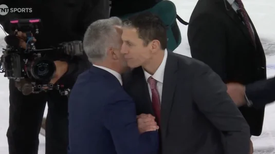 Martin St-Louis et Rod BrindAmour lors de la poignée de main, suite à la défaite du Canadien de Montréal face aux Hurricanes de la Caroline.