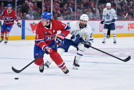 10 mars 2026; Montréal, Québec, Canada; lattaquant des Canadiens de Montréal, Brendan Gallagher (11), joue la rondelle contre lattaquant des Maple Leafs de Toronto, Bo Groulx (29), durant la troisième période au Centre Bell.