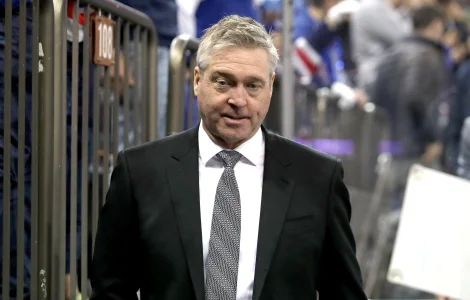 3 novembre 2024 ; New York, État de New York, États-Unis ; Patrick Roy, entraîneur-chef des Islanders de New York, regagne le vestiaire après une défaite de 5 à 2 contre les Rangers de New York au Madison Square Garden.