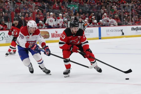 4 avril 2026 ; Newark, New Jersey, États-Unis ; Nico Hischier (13), centre des Devils du New Jersey, progresse avec le disque face aux Canadiens de Montréal durant la deuxième période au Prudential Center.