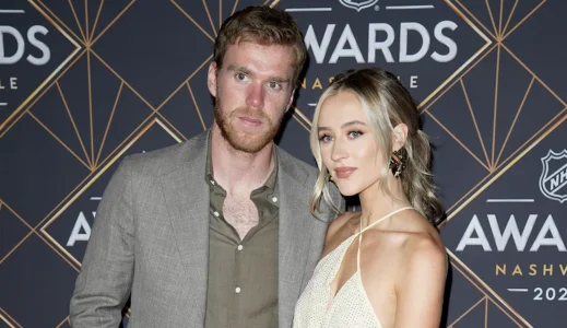 26 juin 2023 ; Nashville, Tennessee, États-Unis ; Connor McDavid et Lauren Kyle arrivent sur le tapis rouge avant la cérémonie des trophées de la LNH 2023 à la Bridgestone Arena.