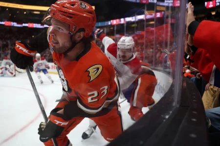 6 mars 2026 ; Anaheim, Californie, États-Unis ; Mason McTavish (23), centre des Ducks dAnaheim, court après la rondelle le long de la bande durant la deuxième période contre les Canadiens de Montréal au Honda Center.