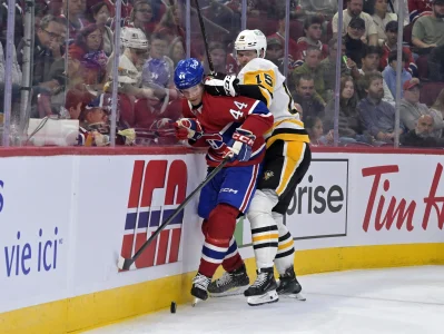 22 septembre 2025; Montréal, Québec, Canada; Le défenseur des Canadiens de Montréal, Nathan Clurman (44), contrôle la rondelle tandis que lattaquant des Penguins de Pittsburgh, Joona Koppanen (15), défend durant la première période au Centre Bell.
