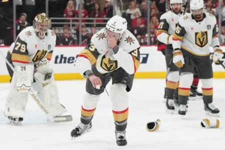 Une image de Brayden McNabb inqui&egrave;te les amateurs de hockey