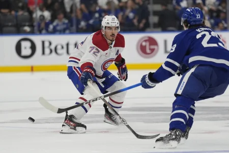 27 septembre 2025 ; Toronto, Ontario, Canada ; le défenseur Arber Xhekaj (72) défend face à lattaquant des Maple Leafs de Toronto, Matthew Knies (23), durant la deuxième période à la Scotiabank Arena.