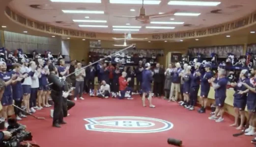 Les joueurs du Canadien de Montréal, dans le vestiaire, pour souligner Cole Caufield et Nick Suzuki.