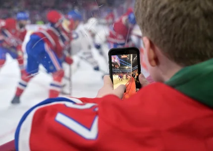 10 mars 2026 ; Montréal, Québec, CAN; Un jeune partisan prend une photo avec un téléphone portable pendant la troisième période du match entre les Maple Leafs de Toronto et les Canadiens de Montréal au Centre Bell.