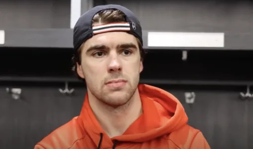 Lattaquant des Devils du New Jersey, Nico Hischier, en point de presse devant les médias.