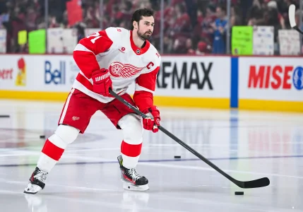 10 janvier 2026; Montréal, Québec, Canada; Dylan Larkin (71), centre des Red Wings de Détroit, patine avec une rondelle lors de léchauffement avant le match contre les Canadiens de Montréal au Centre Bell.