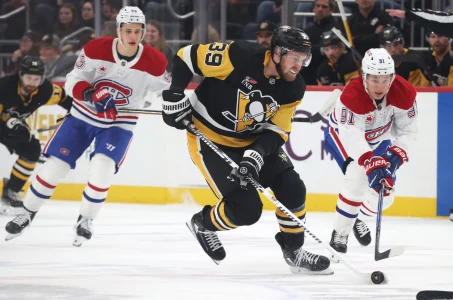21 décembre 2025 ; Pittsburgh, Pennsylvanie, États-Unis ; lailier droit des Penguins de Pittsburgh, Anthony Mantha (39), manie la rondelle face au centre des Canadiens de Montréal, Oliver Kapanen (91), durant la première période au PPG Paints Arena.